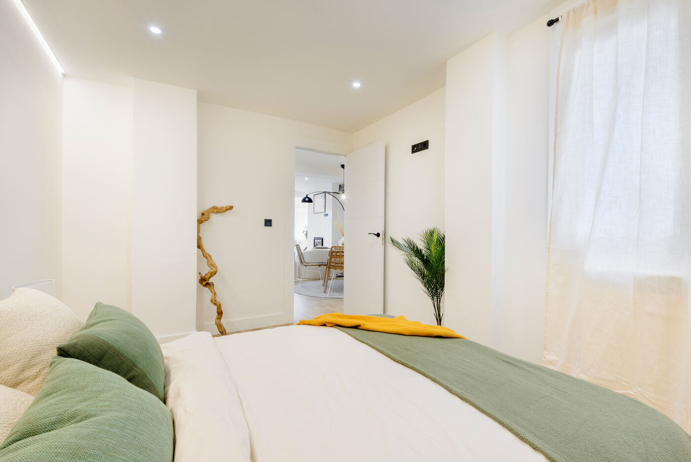 Dormitorio con acceso a salón, reforma integral
