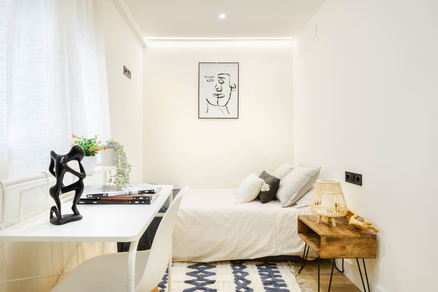 Habitación con zona de escritorio