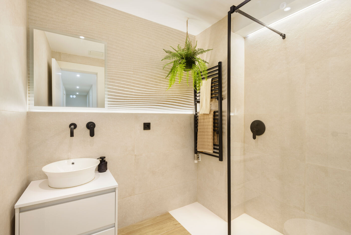 Baño reformado con mampara y ducha