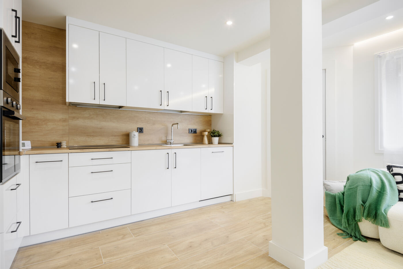 Cocina reformada con muebles blancos