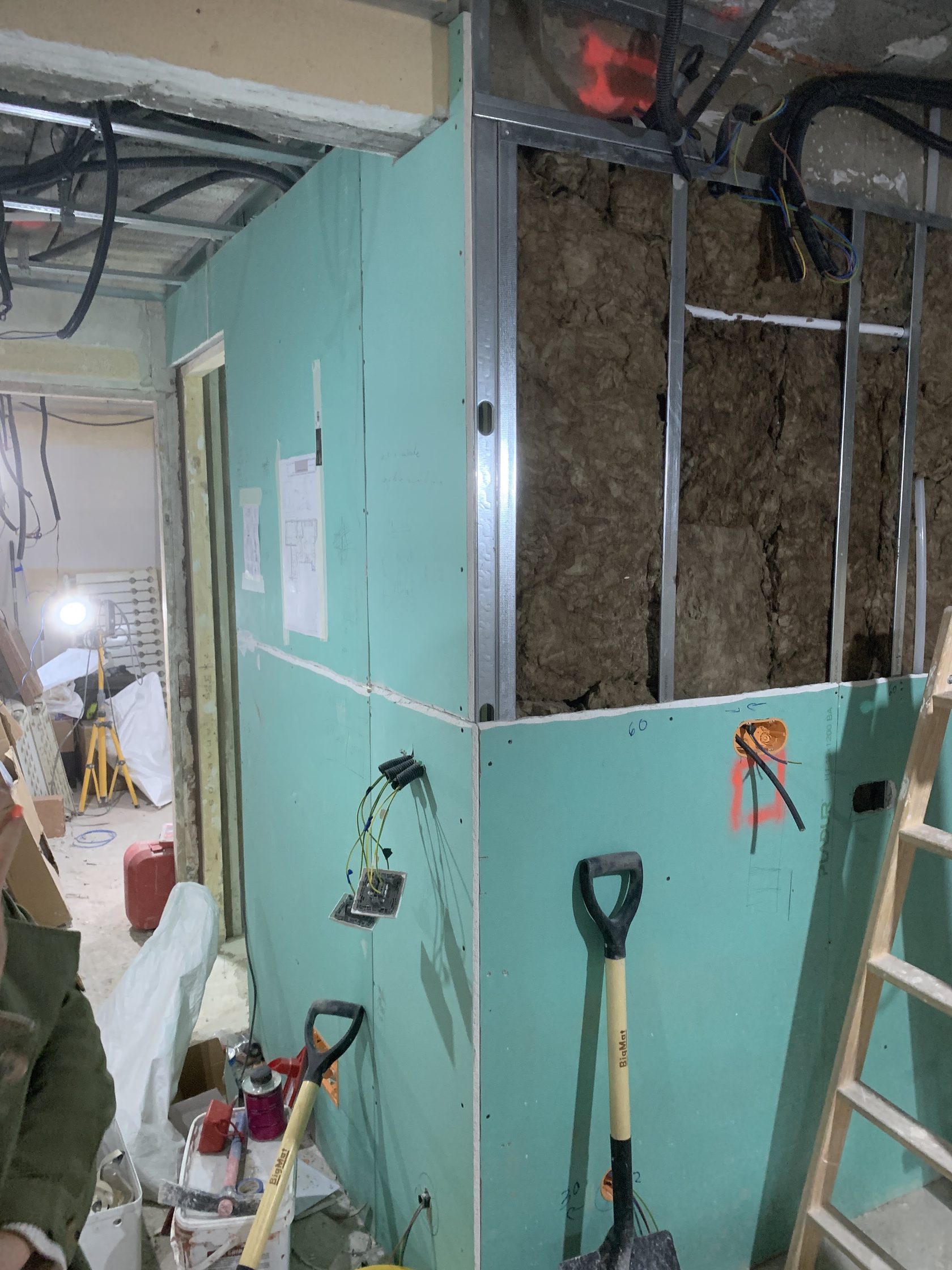 Trasdosado de pladur y aislamiento en ejecución