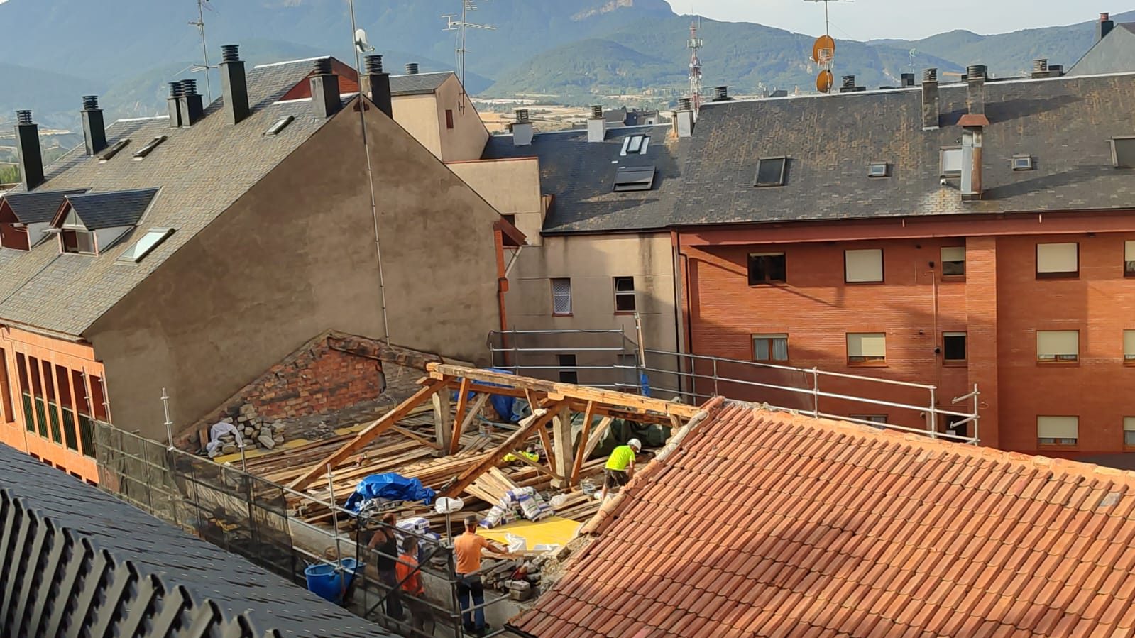Vista aérea del inicio de la demolición de la cubierta original en Jaca