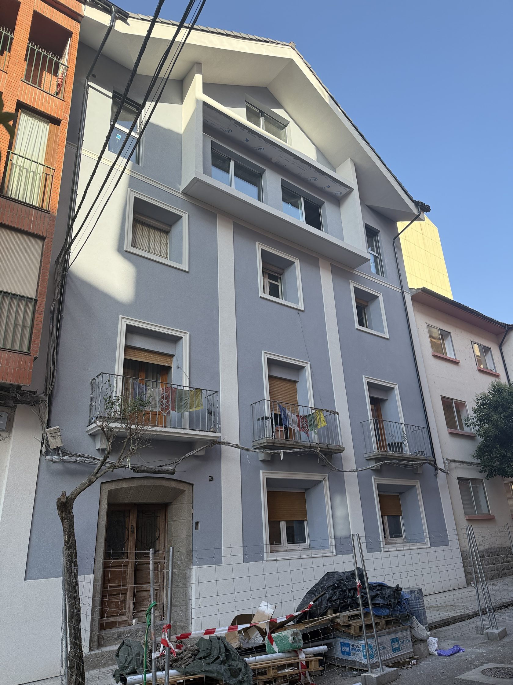 Fachada reformada en Jaca vista desde abajo, edificio completo