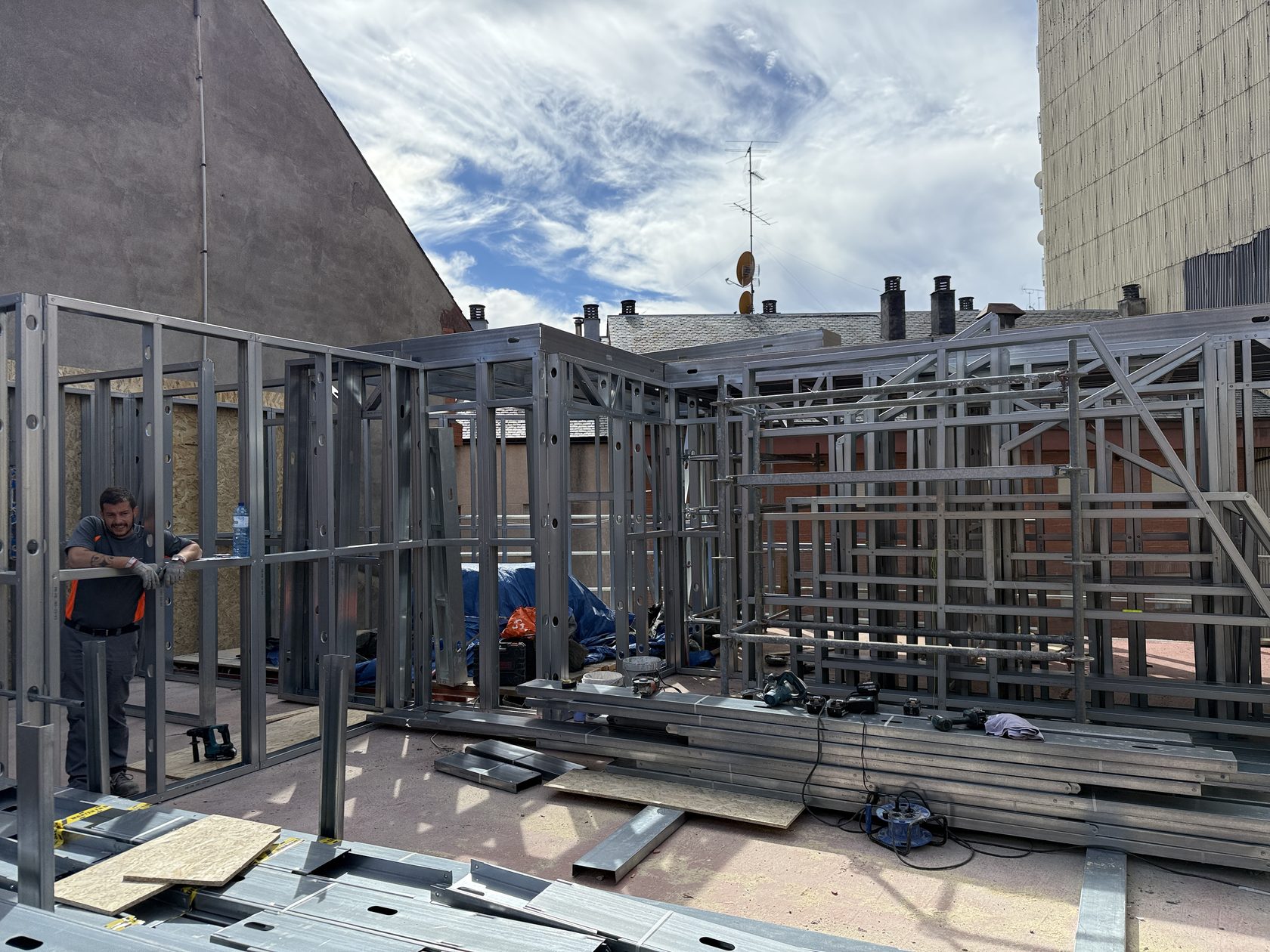 Operario de CosMar Renova trabajando en la estructura de steel frame