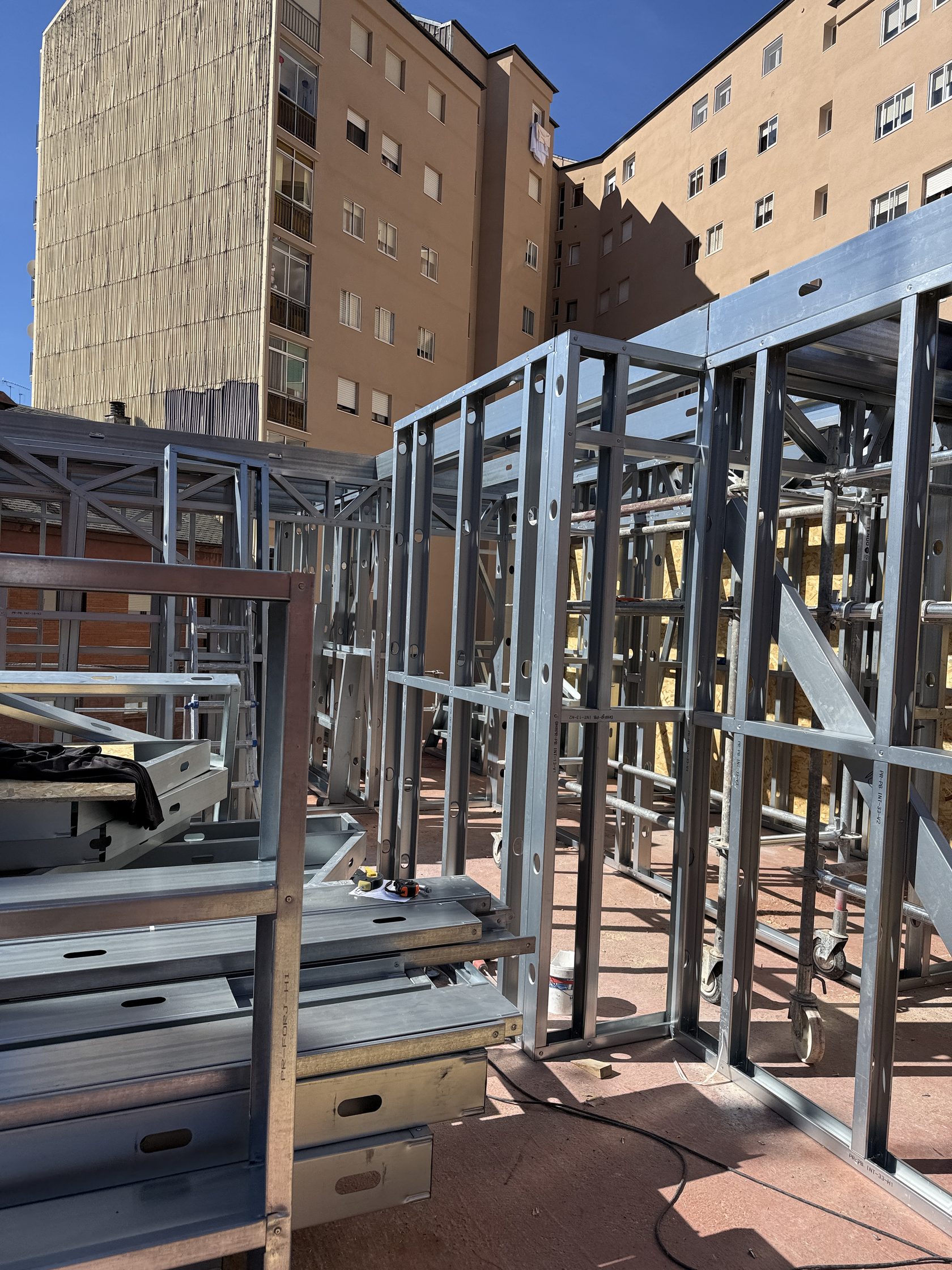 Montaje de la estructura interior de steel frame
