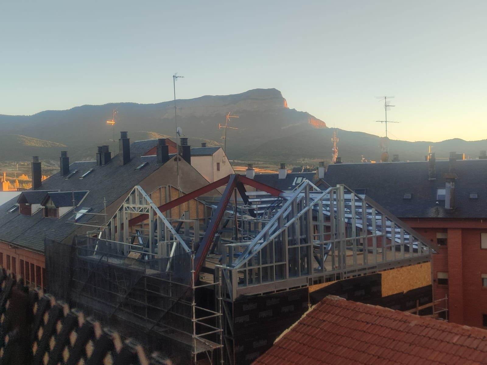 Estructura de steel frame de la cubierta muy avanzada, al atardecer